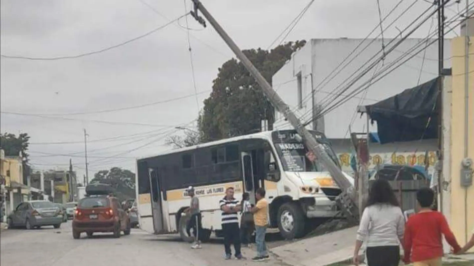 La unidad del transporte público involucrada en este choque es perteneciente a la ruta Madero-Heriberto Kehoe-Las Flores